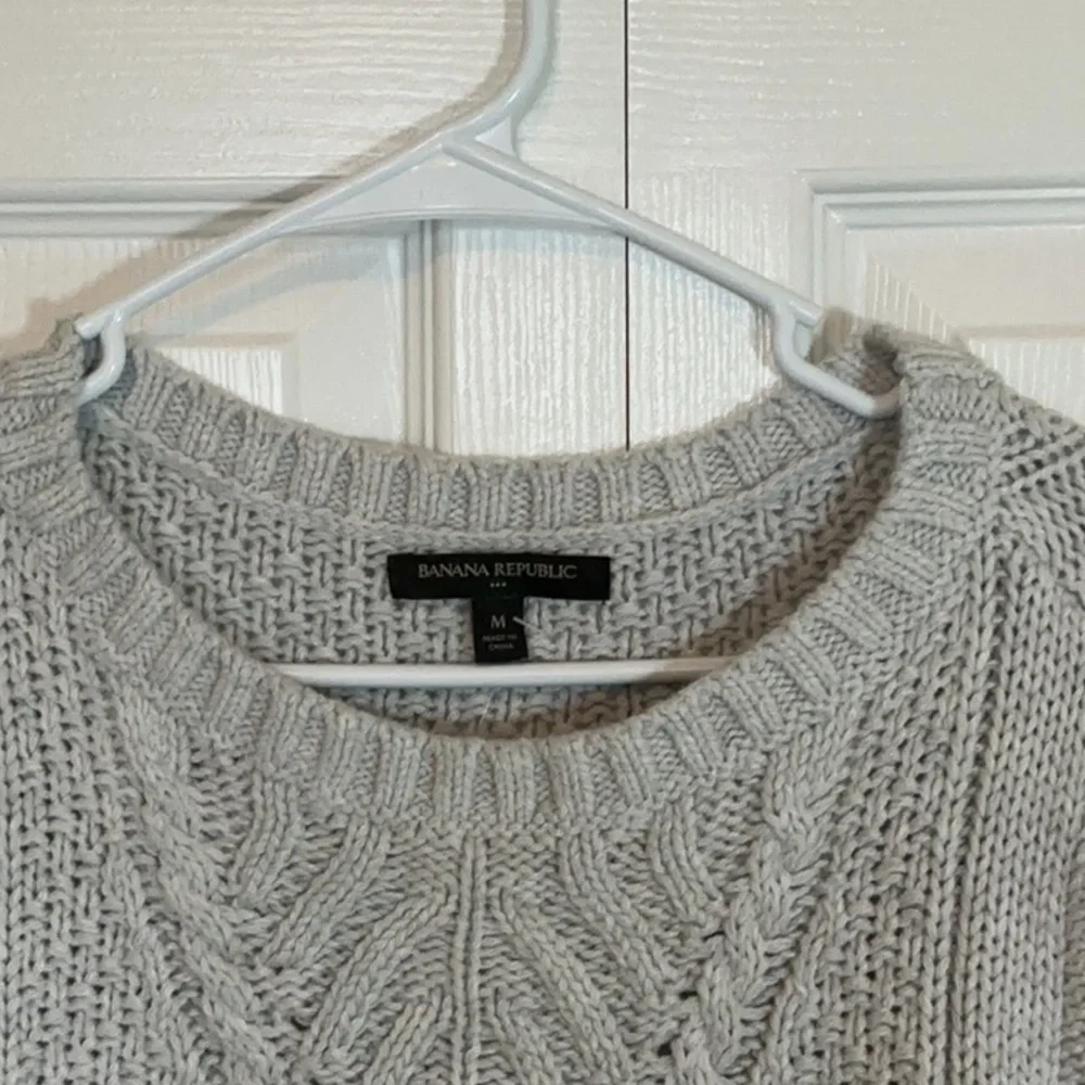 NWT Banana Republic Light Gray Cable Knit Sweater size Medium - Picture 4 of 10